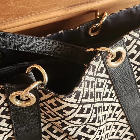 Tommy Hilfiger black and tan shoulder bag - Picture 10 of 12